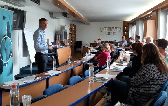 Delo s strankami in ključne veščine novodobnega prodajnika Delo s strankami in ključne veščine novodobnega prodajnika
