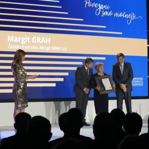 Najstarejša obrtnica leta 2022 je postala frizerka Margit Grah, članica OOZ M. Sobota