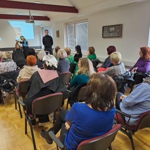 Izveden seminar o trenutnih trendih in novostih na področju frizerstva