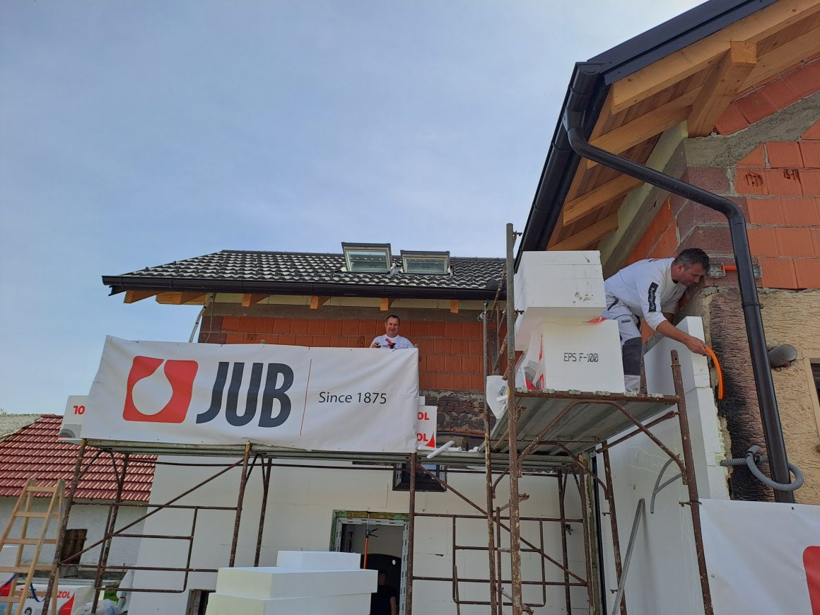 Slikopleskarji pri OOZ M. Sobota izvedli humanitarno akcijo »pleskanje prostorov pomoči potrebni družini«