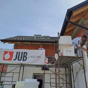 Slikopleskarji pri OOZ M. Sobota izvedli humanitarno akcijo »pleskanje prostorov pomoči potrebni družini«